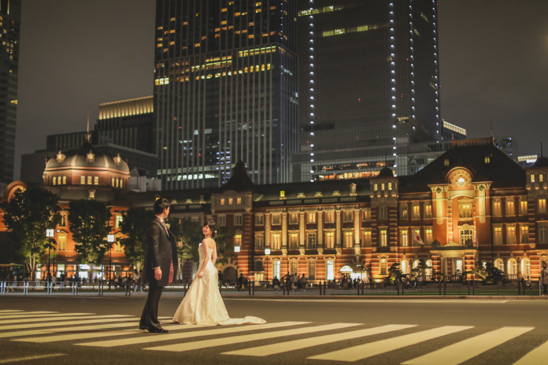 東京駅をバックに！！