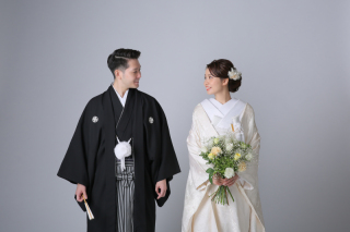 シンプルな背景でお二人らしいお写真を