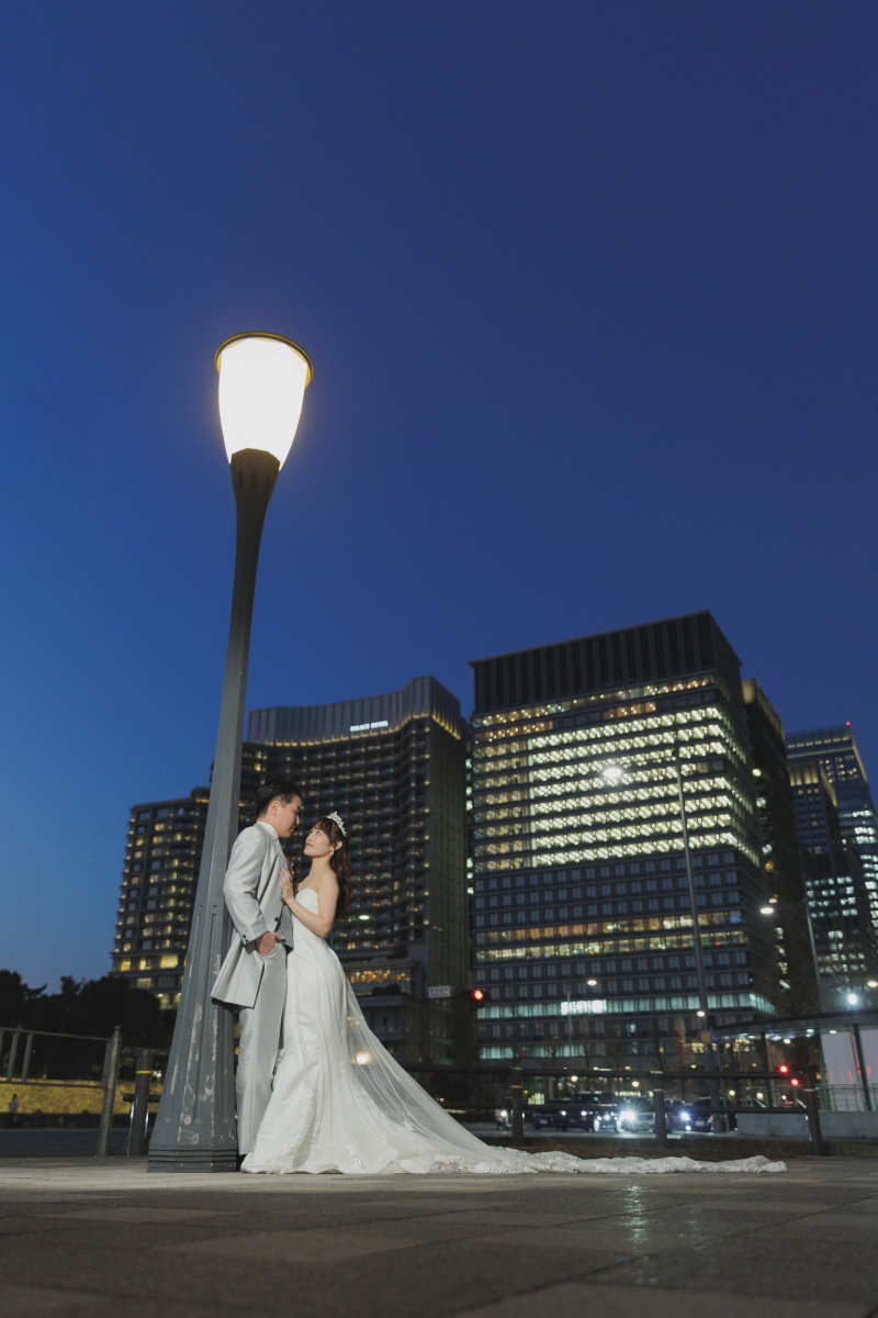 街明かりの中で