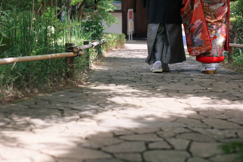 お庭に向かって