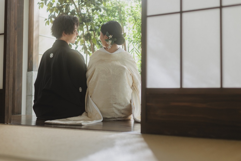 縁側に並んで座る、愛おしい後ろ姿