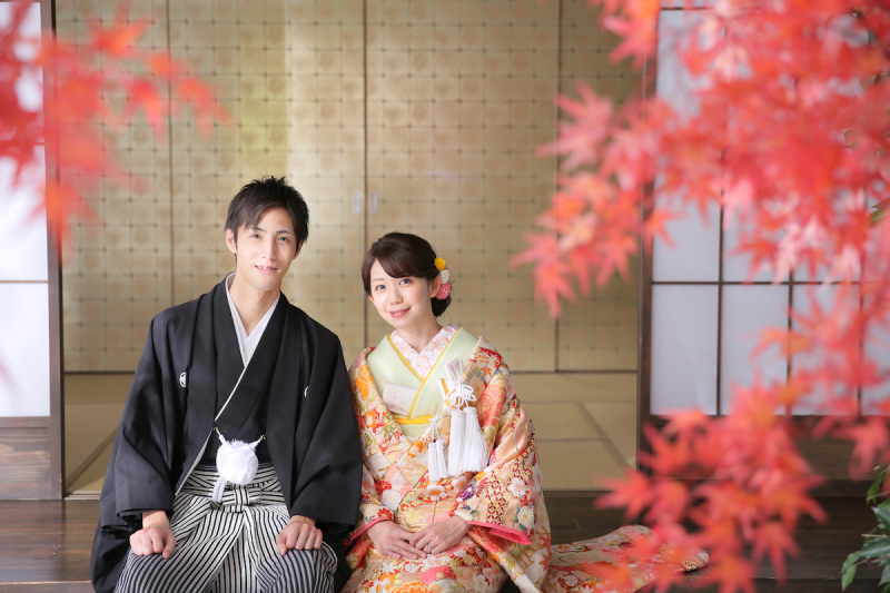 赤いもみじで秋を演出