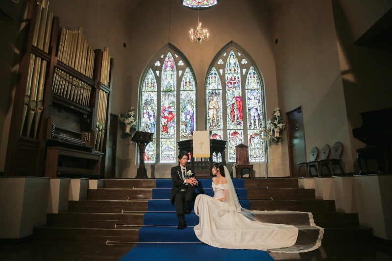 最後はお二人で階段に座って