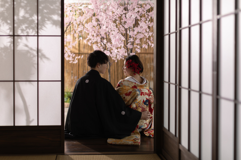 縁側で見つめあって