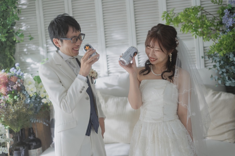 白でまとめた空間でお酒を楽しむ二人