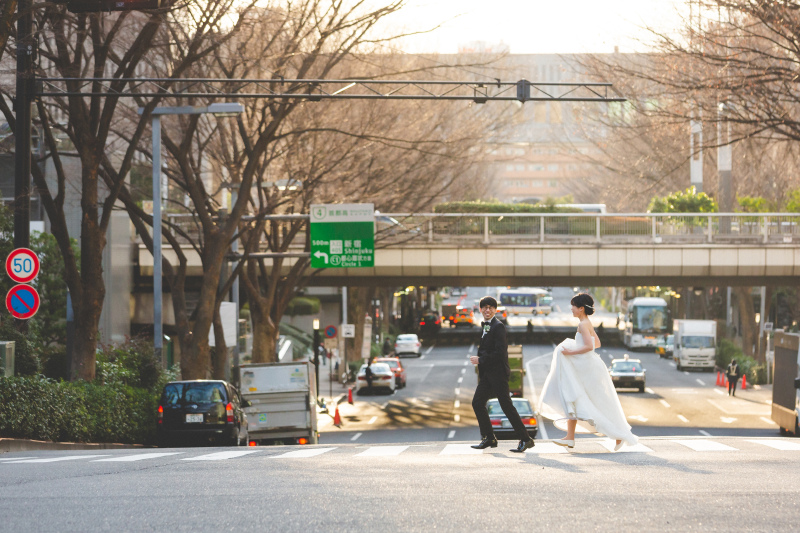 ドレスとタキシードで新宿の街をダッシュ！