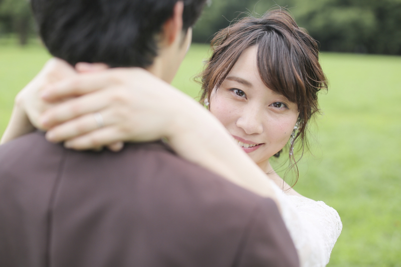 そんな新郎様に抱きついて♪