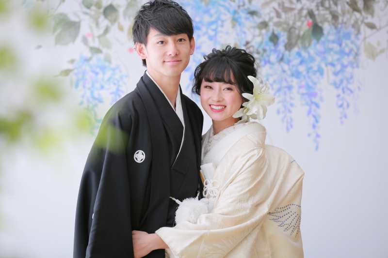 和庭園で色打掛と白無垢