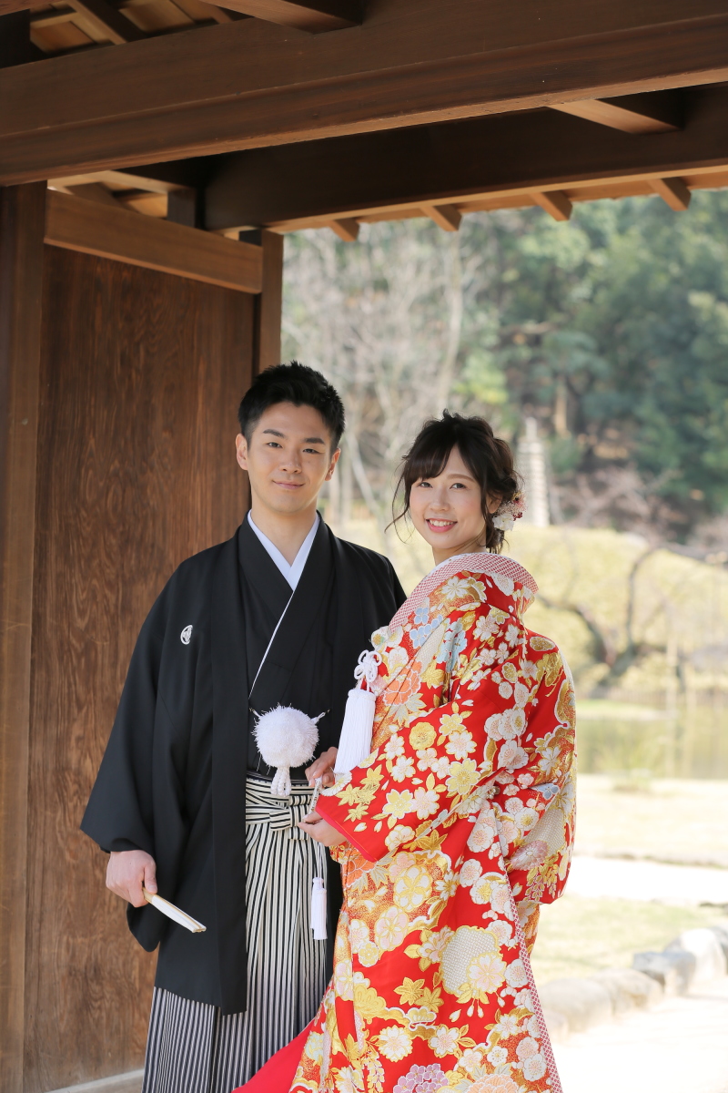 庭園の門の前で