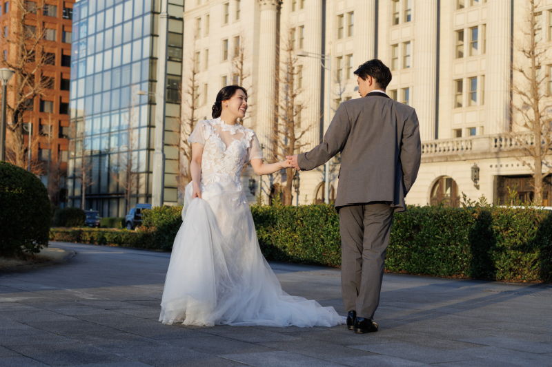 手を取り合って