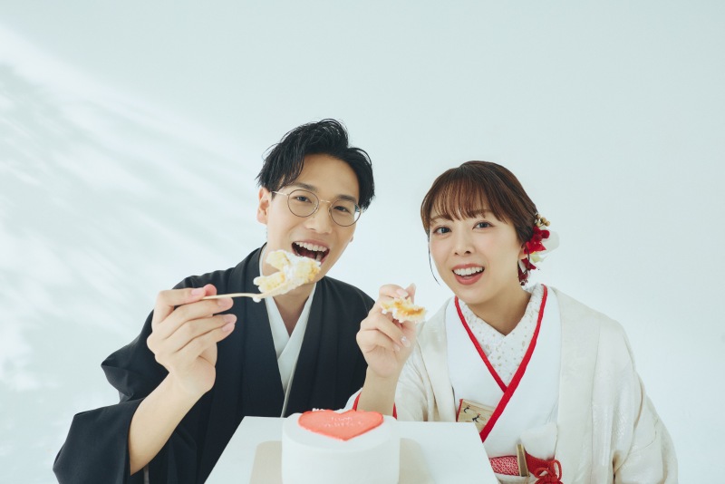 あ〜ん!ケーキを囲む、スイートな幸せ