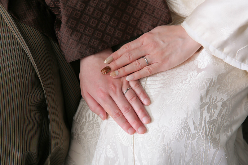 手をそっと添えて