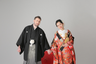 無地背景スタジオで