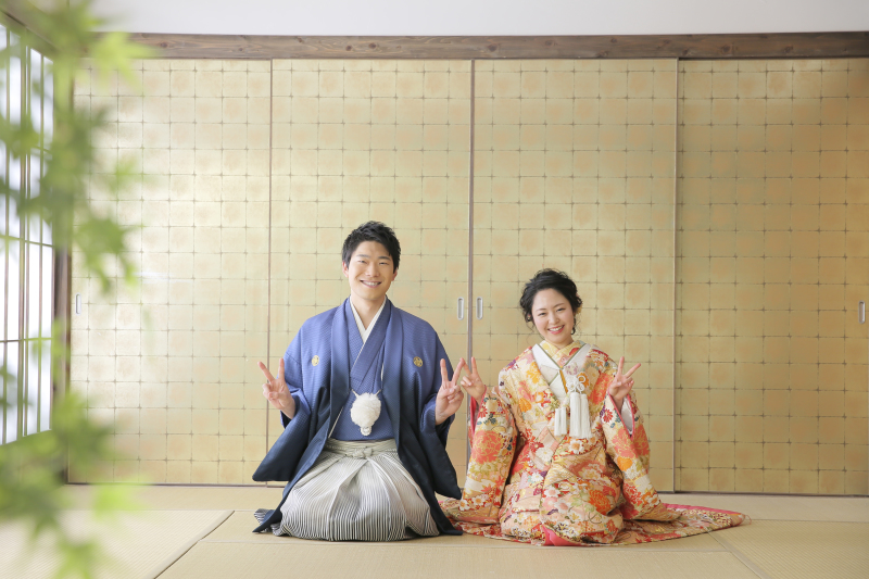 正座でピースサイン！