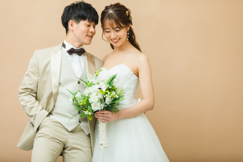 ふたりの表情が引き立つシンプルな背景も