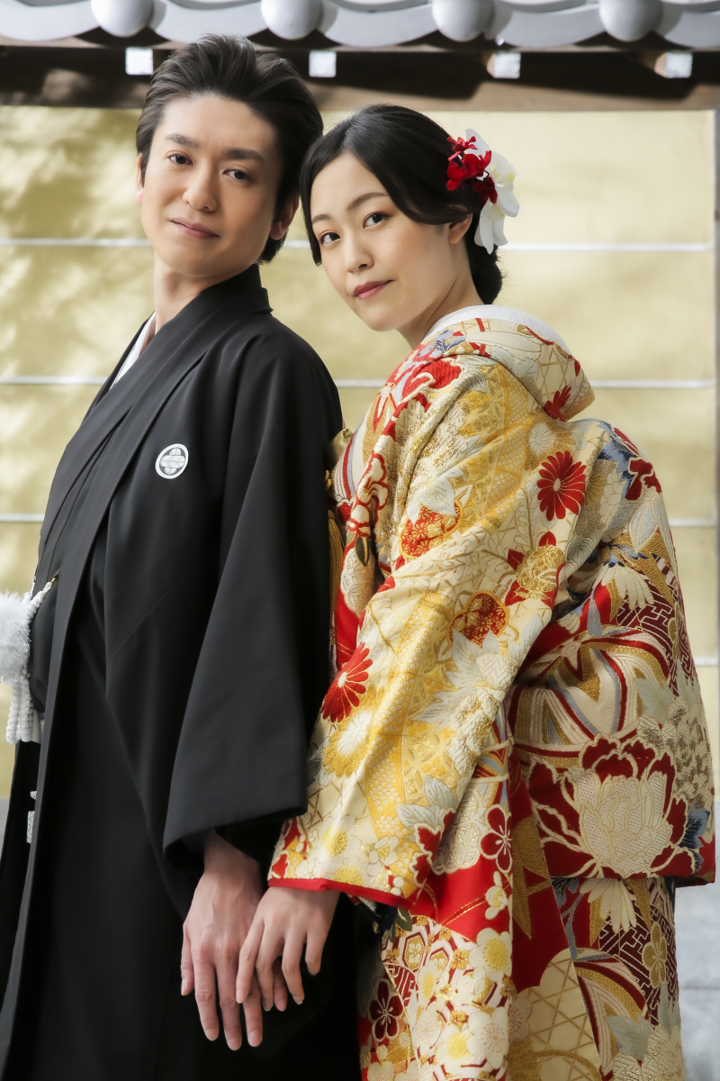 手を取り合って