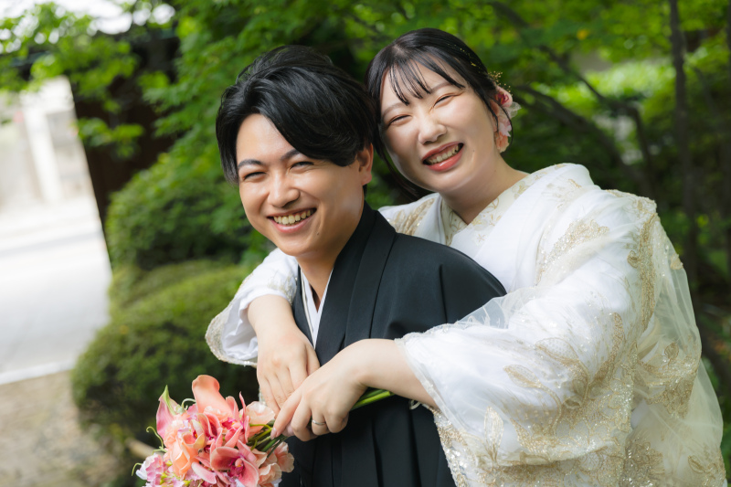 後ろから抱きついて！