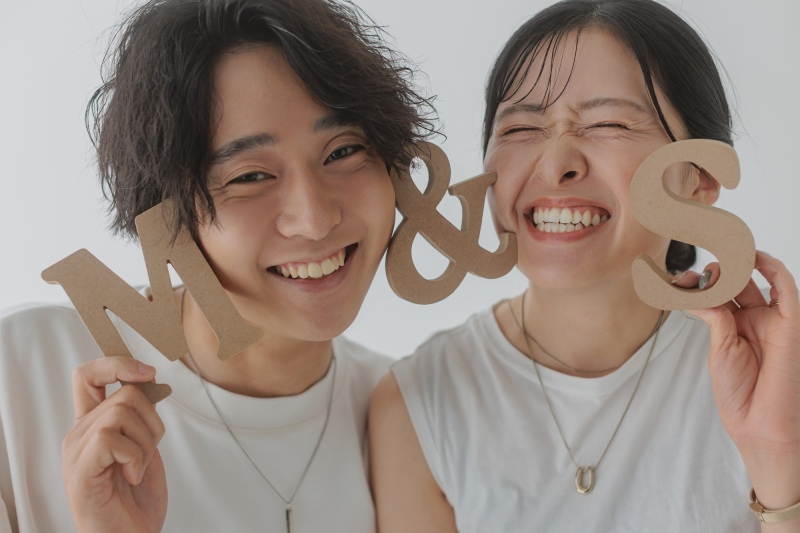 イニシャルブロックでキュートな顔寄せショット