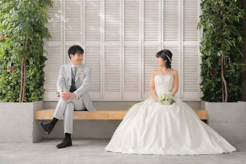 木漏れ日が当たるベンチで