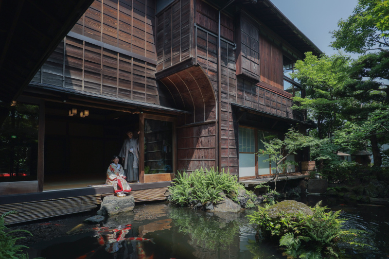 鯉のいる池の前で