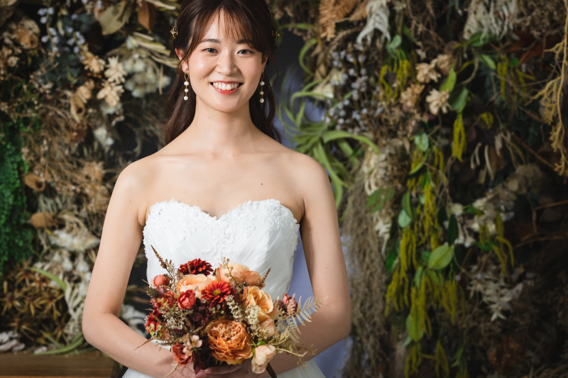 白いドレスが引き立つ背景