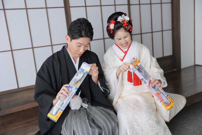 プラレールをワクワクドキドキで開けるお二人