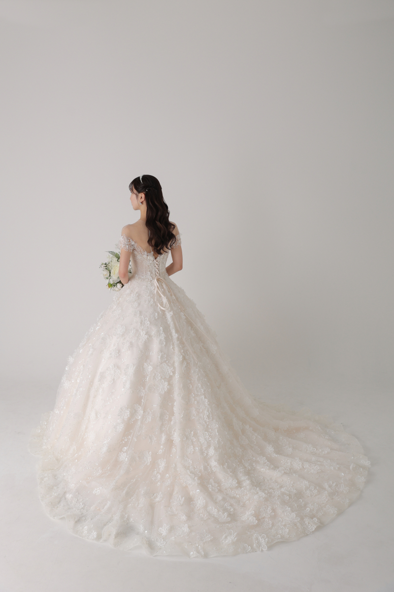 ドレスの後ろ姿も!