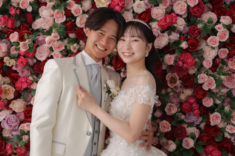 バラの背景がとってもお似合いのおふたり