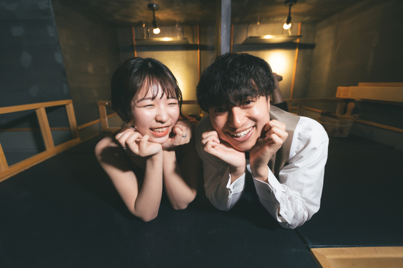 頬杖をついて