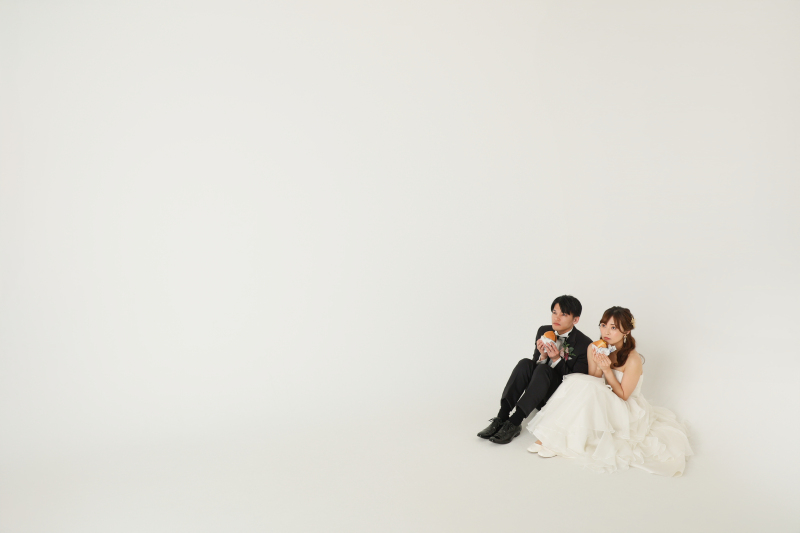 すみっこでハンバーガーを食べるおふたり