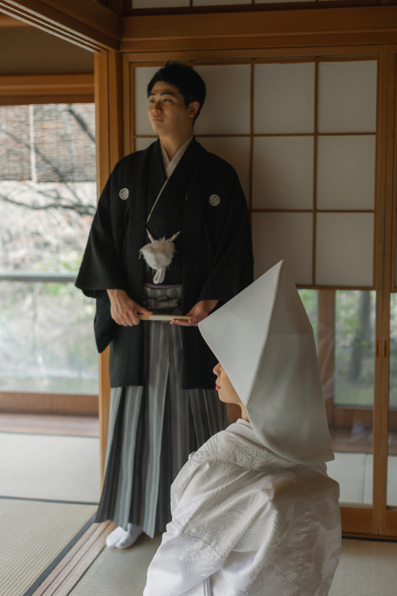 外を眺めるふたり