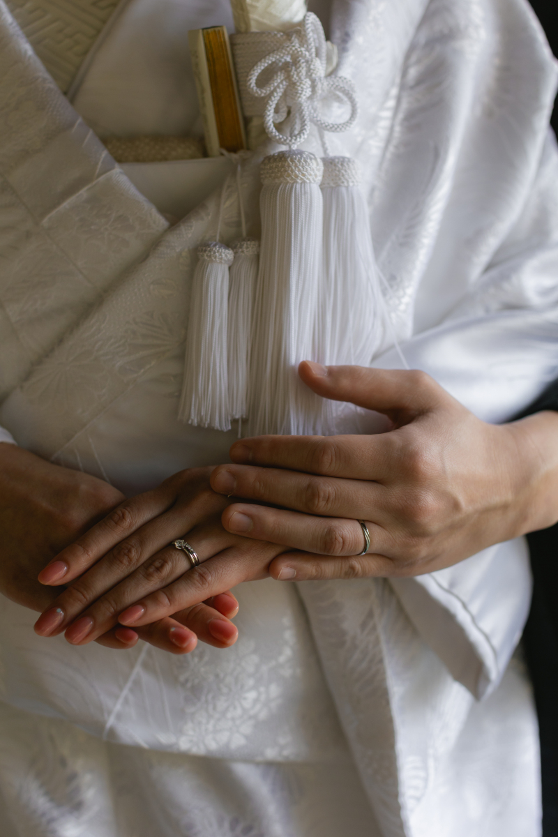 手元で光る指輪