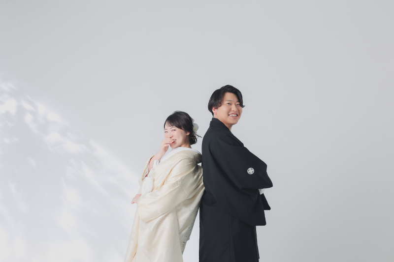 背中を預けて、こぼれるふたりの笑顔