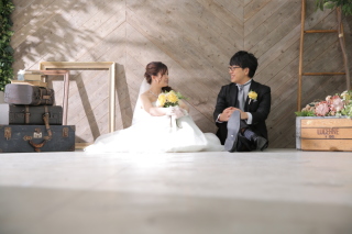 スタジオで和装と洋装を