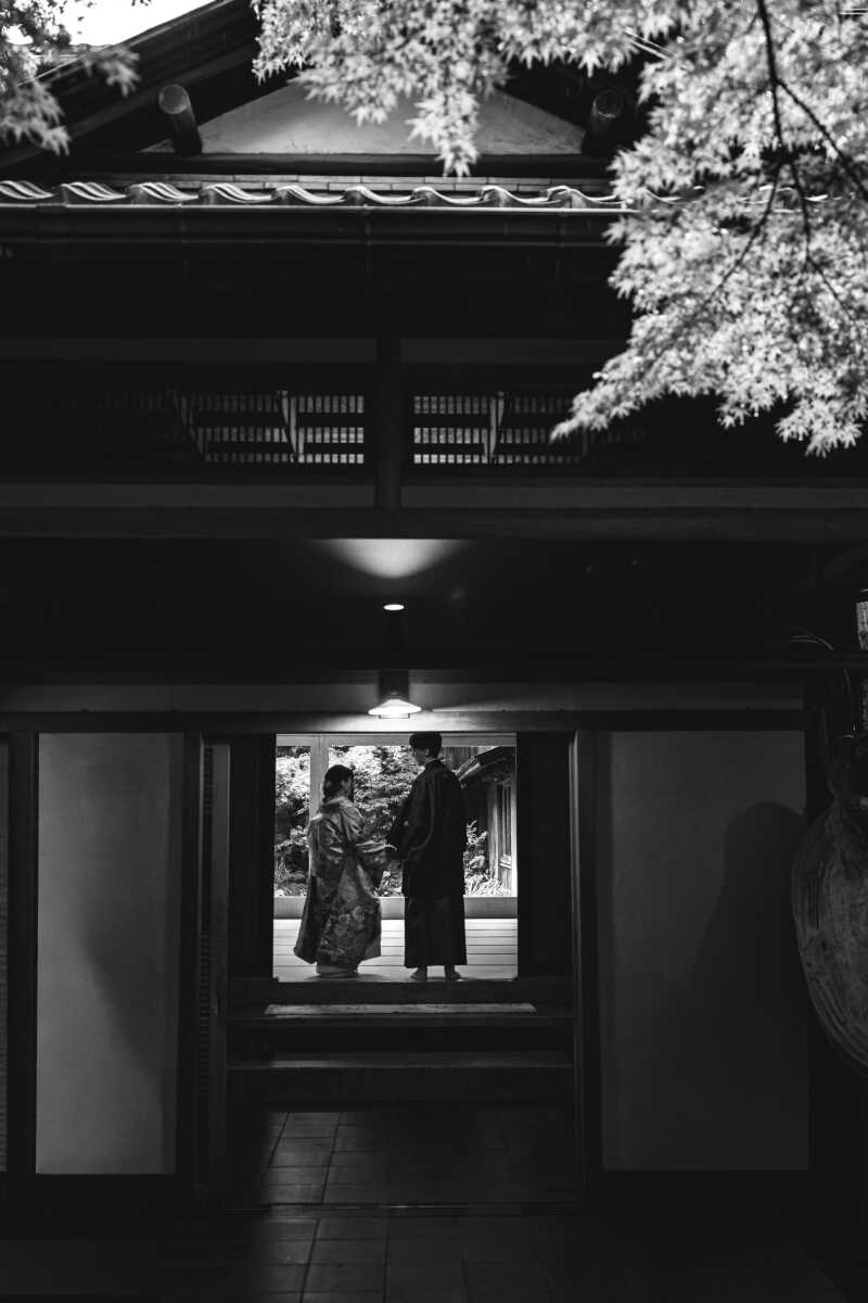 モノクロで魅せる、風情ある和室からの美しい景色