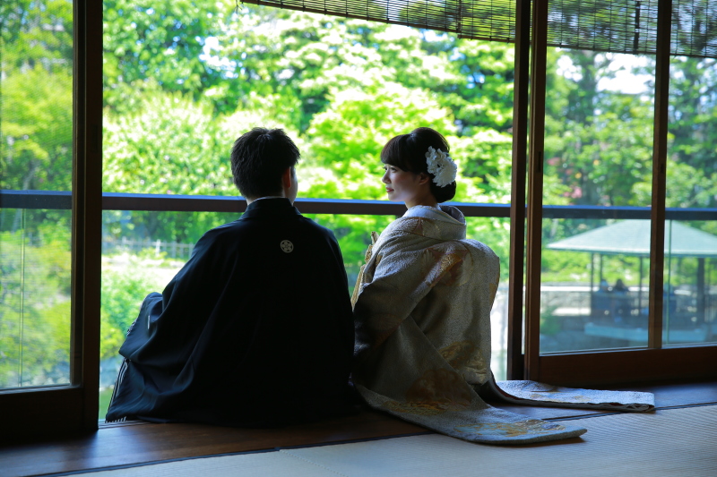和室から外を眺めながら