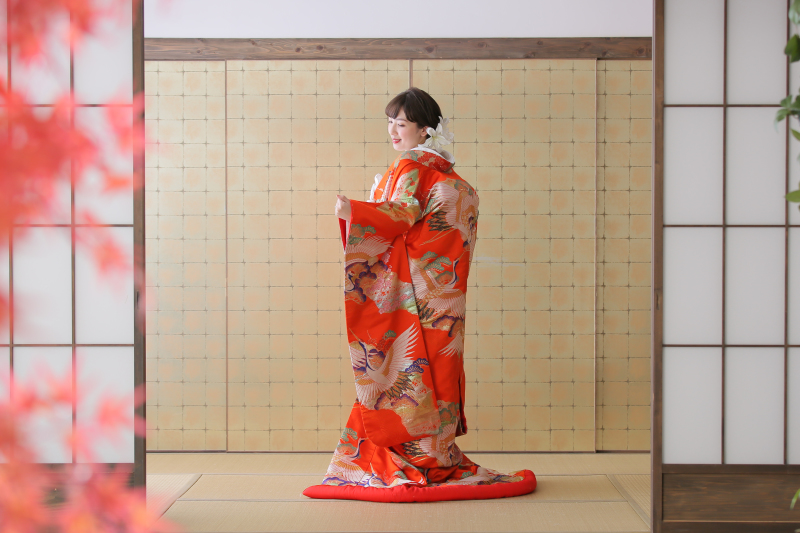 紅葉の中、ご新婦様の後ろ姿。