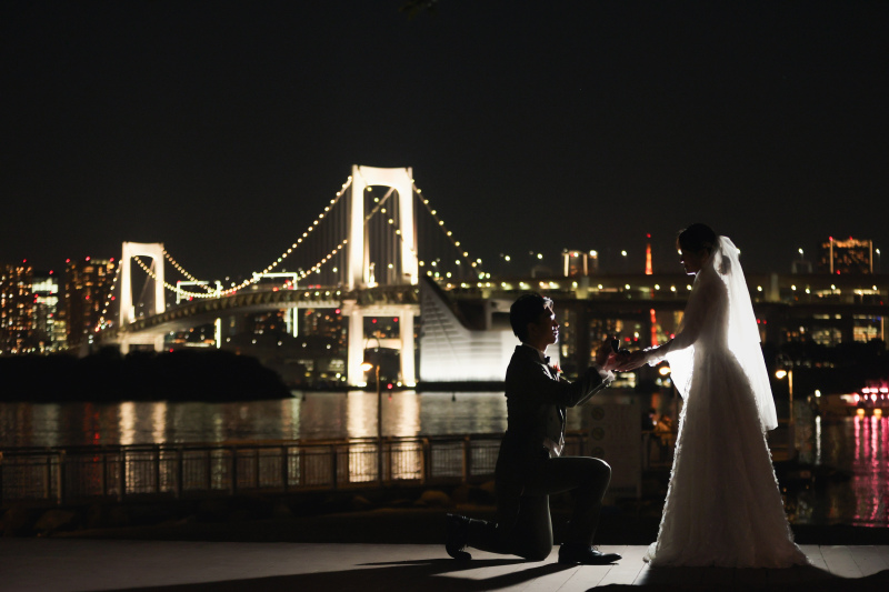 夜景と一緒にプロポーズショット