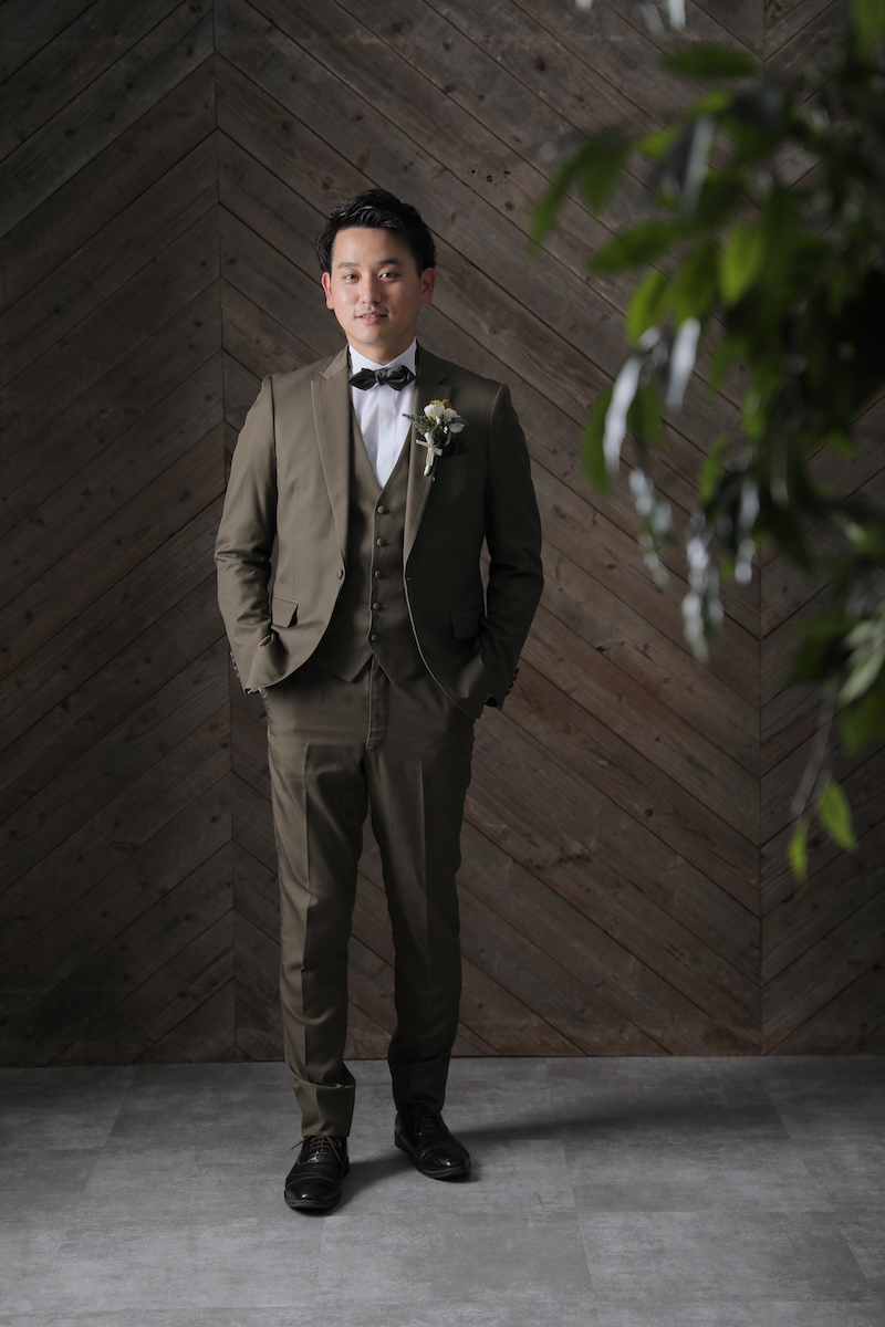 新郎様は木目の壁で