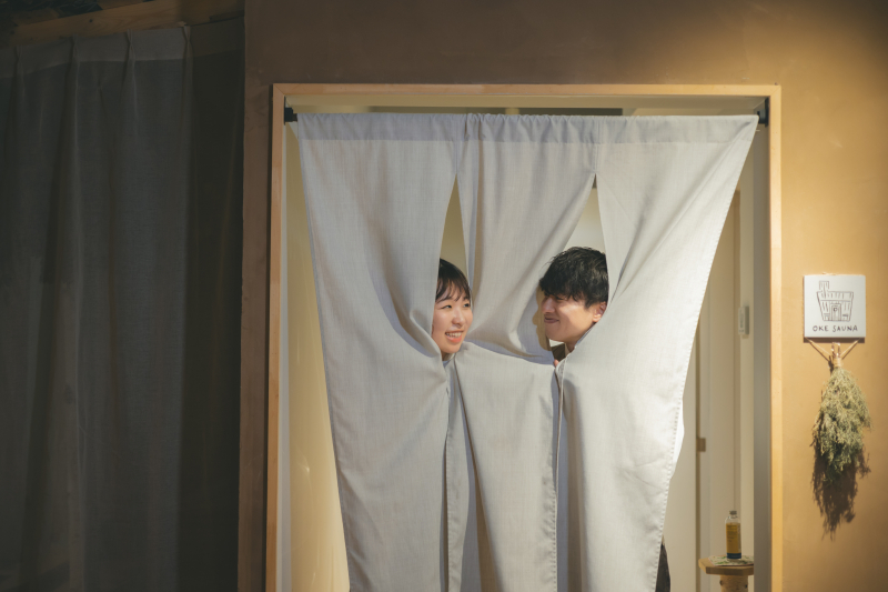 暖簾から顔を出して