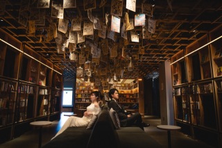 本に囲まれたオシャレな空間で…♪