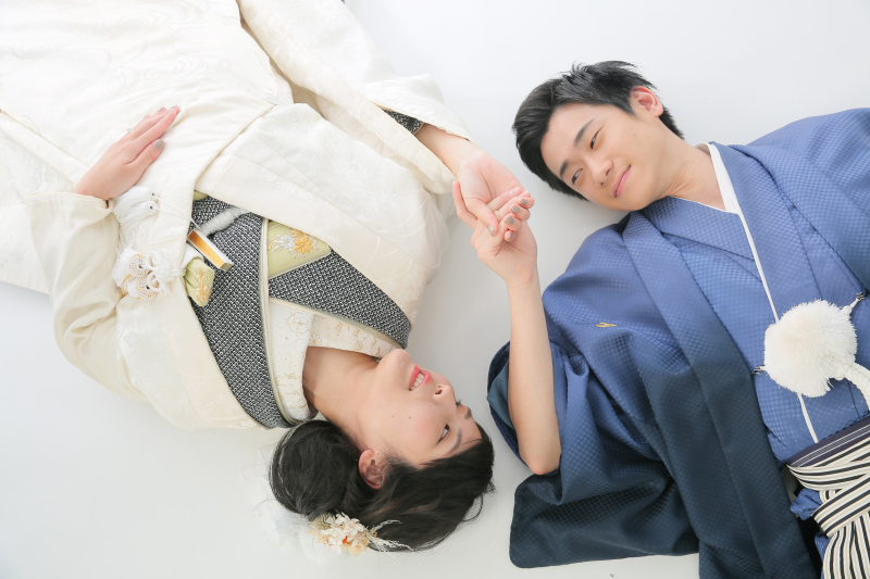 無地背景のスタジオで。