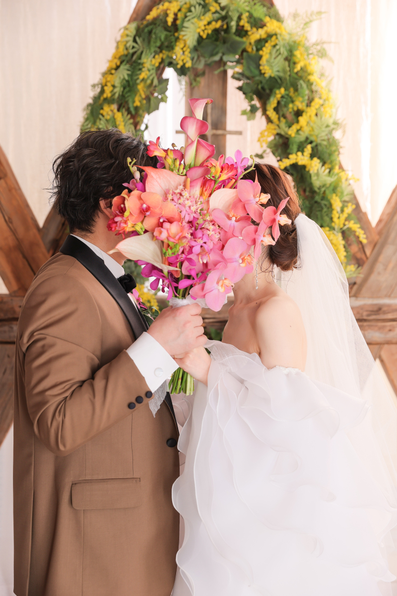 ブーケで顔を隠して♡