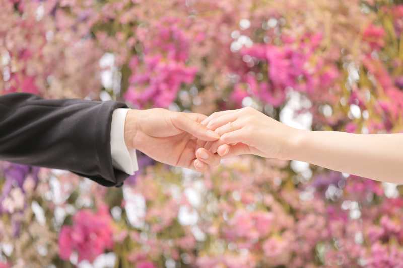 ご新婦様の手を取って