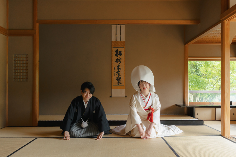 お茶室では正座