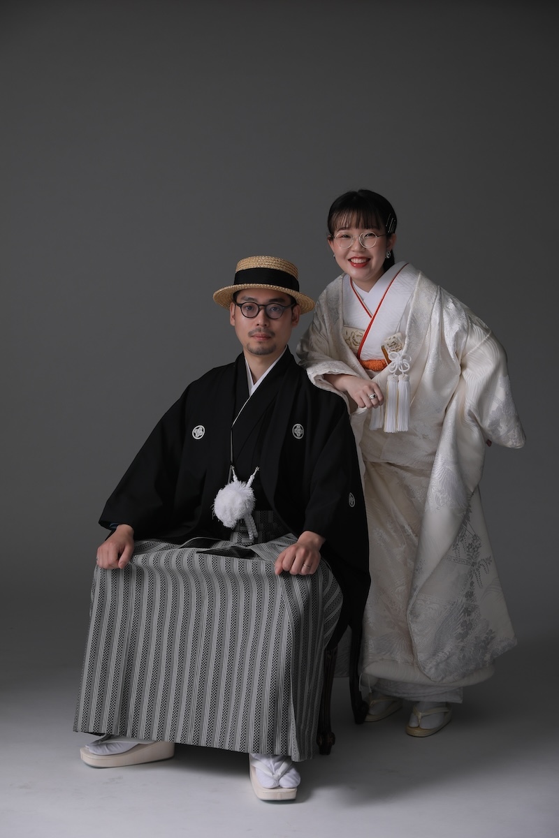 帽子をかぶってみたり座ってみたり