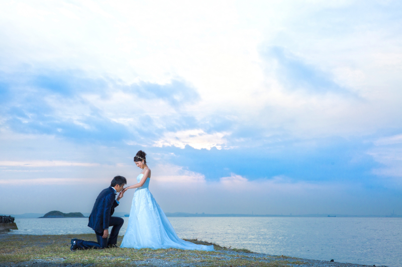 『お二人＋手にキス』