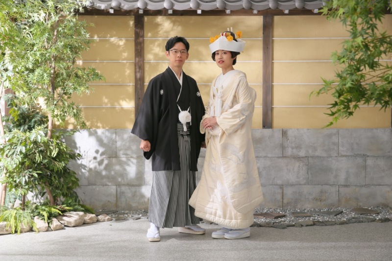 お庭に佇むお二人。