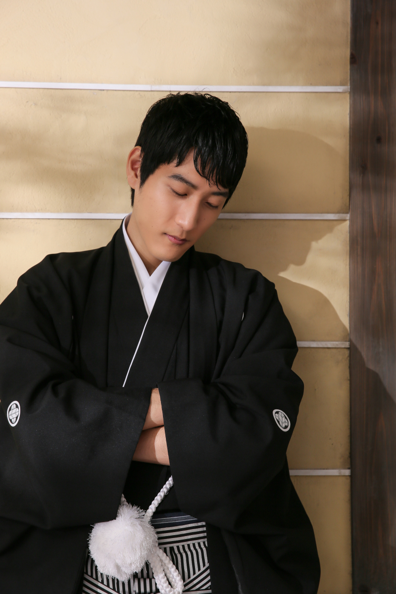 もたれかかって…