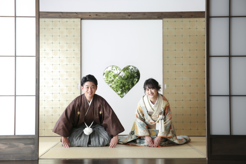 グリーンの猪目窓で